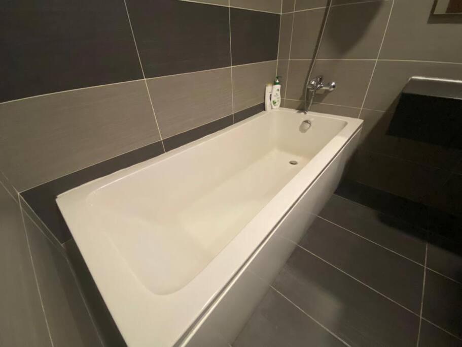 Apartment Ksl Mall Bathtub 1-4pax Netflix Jb